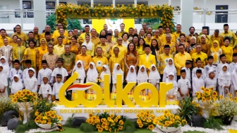 Ketua Umum Partai Golkar Bahlil Lahadalia (depan,tengah) dana jajaran Partai foto bersama dengan anak-anak Panti saat perayaan HUT ke-60 Partai Golkar di Kantor DPP Golkar, Jakarta, Senin (21/10/2024). [Suara.com/Alfian Winanto]