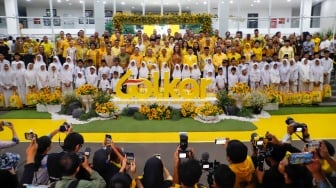 Ketua Umum Partai Golkar Bahlil Lahadalia (depan,tengah) dan jajaran Partai foto bersama dengan anak-anak Panti saat perayaan HUT ke-60 Partai Golkar di Kantor DPP Golkar, Jakarta, Senin (21/10/2024). [Suara.com/Alfian Winanto]