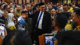 Menteri UMKM Maman Abdurrahman saat tiba di gedung Smesco Indonesia, Jakarta, Senin (21/10/2024). [Suara.com/Alfian Winanto]