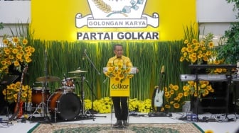 Ketua Umum Partai Golkar Bahlil Lahadalia memberikan sambutan saat perayaan HUT ke-60 Partai Golkar di Kantor DPP Golkar, Jakarta, Senin (21/10/2024). [Suara.com/Alfian Winanto]