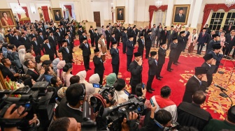 Sejumlah menteri dan kepala lembaga tinggi negara Kabinet Merah Putih mengikuti prosesi pelantikan di Istana Negara, Jakarta, Senin (21/10/2024). [ANTARA FOTO/Sigid Kurniawan/app/nym]