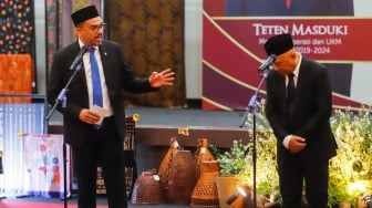 Menteri UMKM Maman Abdurrahman menyampaikan sambutan saat Sertijab dan Pisah Sambut di gedung Smesco Indonesia, Jakarta, Senin (21/10/2024). [Suara.com/Alfian Winanto]