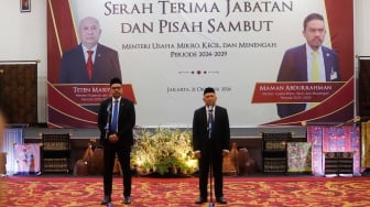 Menteri UMKM Maman Abdurrahman (kiri) bersama Menteri UMKM periode 2019-2024 Teten Masduki (kanan) saat Sertijab dan Pisah Sambut di gedung Smesco Indonesia, Jakarta, Senin (21/10/2024). [Suara.com/Alfian Winanto]