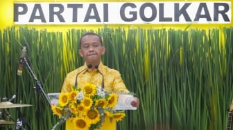 Ketua Umum Partai Golkar Bahlil Lahadalia memberikan sambutan saat perayaan HUT ke-60 Partai Golkar di Kantor DPP Golkar, Jakarta, Senin (21/10/2024). [Suara.com/Alfian Winanto]