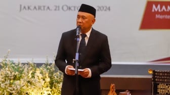 Menteri UMKM periode 2019-2024 Teten Masduki menyampaikan sambutan saat Sertijab dan Pisah Sambut di gedung Smesco Indonesia, Jakarta, Senin (21/10/2024). [Suara.com/Alfian Winanto]