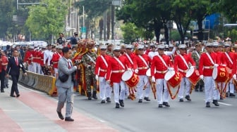 Marching band mengiringi Presiden Prabowo Subianto menaiki mobil rantis Maung menyapa pegawai Kemenhan usai upacara serah terima jabatan (sertijab) Menhan di kantor Kementerian Pertahanan, Jakarta, Selasa (22/10/2024). [Suara.com/Alfian Winanto]