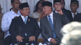 Presiden Prabowo Subianto (kiri) berbincang dengan Menteri Pertahanan Sjafrie Sjamsoeddin (kanan) saat uacara serah terima jabatan (sertijab) Menhan di kantor Kementerian Pertahanan, Jakarta, Selasa (22/10/2024). [ANTARA FOTO/Indrianto Eko Suwarso/foc]