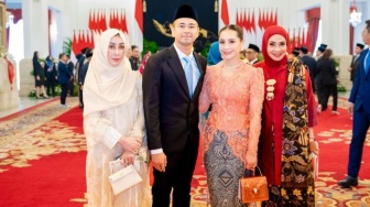 Adu Gaya Mama Rieta dan Mama Amy di Pelantikan Raffi Ahmad sebagai Utusan Khusus Presiden