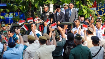 Presiden Prabowo Subianto (kedua kanan) bersama Menteri Pertahanan Sjafrie Sjamsoeddin (kanan) didampingi Panglima TNI Jenderal TNI Agus Subiyanto (kiri) dan KSAL Laksamana Muhammad Ali (kedua kiri) menaiki mobil rantis Maung menyapa pegawai Kemenhan usai upacara serah terima jabatan (sertijab) Menhan di kantor Kementerian Pertahanan, Jakarta, Selasa (22/10/2024). [Suara.com/Alfian Winanto]