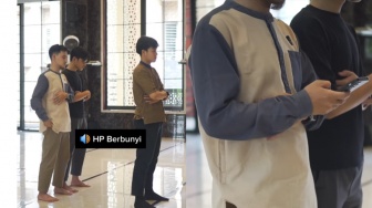 HP Bunyi Saat Salat, Sebaiknya Dimatikan atau Dibiarkan?