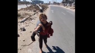 Kisah Pilu! Anak Palestina Gendong Adik yang Terluka sampai 2 Kilometer