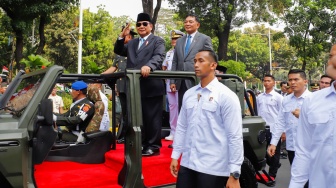 Presiden Prabowo Subianto (kiri) bersama Menteri Pertahanan Sjafrie Sjamsoeddin (kanan) menaiki mobil rantis Maung menyapa pegawai Kemenhan usai upacara serah terima jabatan (sertijab) Menhan di kantor Kementerian Pertahanan, Jakarta, Selasa (22/10/2024). [Suara.com/Alfian Winanto]