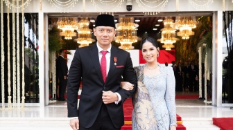 Annisa Pohan Tenteng Tas Mewah Edisi Terbatas saat Sambangi Makam Ani Yudhoyono