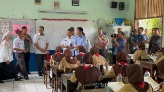 Gibran Tinjau Lagi Makan Bergizi Gratis di Jakarta, Tanya Ke Siswa Mengenyangkan?