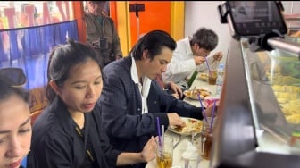 Sebelum Sidang Cerai Dimulai, Baim Wong Makan di Warteg Dekat PA Jakarta Selatan