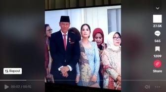 Tampil Anggun dengan Kebaya, Cara Annisa Pohan Tegur AHY yang Asyik Ngobrol Jadi Sorotan: Menyala Istriku!