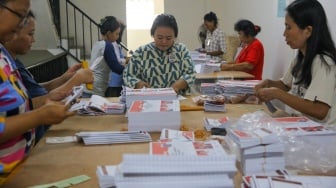 Sejumlah petugas melakukan pelipatan surat suara untuk pemilihan umum kepala daerah (Pilkada) di Gudang Logistik KPU Jakarta Pusat, Jakarta, Rabu (23/10/2024). [Suara.com/Alfian Winanto]