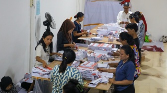 Sejumlah petugas melakukan pelipatan surat suara untuk pemilihan umum kepala daerah (Pilkada) di Gudang Logistik KPU Jakarta Pusat, Jakarta, Rabu (23/10/2024). [Suara.com/Alfian Winanto]