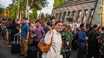 Menteri Keuangan Sri Mulyani berjalan memasuki Akademi Militer untuk mengikuti kegiatan rapat kerja bersama Presiden Prabowo Subianto dan retret Kabinet Merah Putih 2024-2029 di Akademi Militer (Akmil) Magelang, Jawa Tengah, Kamis (24/10/2024). [ANTARA FOTO/Muhammad Adimaja/YU]