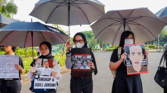 Sejumlah aktivis Jaringan Solidaritas Korban untuk Keadilan mengikuti Aksi Kamisan ke-837 di seberang Istana Merdeka, Jakarta, Kamis (24/10/2024).  [Suara.com/Alfian Winanto]