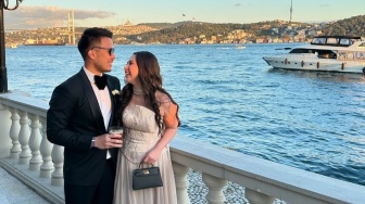 Potret Jessica Mila dan Yakup Hasibuan Kondangan di Turki, Netizen: Aura Old Money Kental Banget!