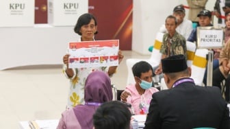 Warga mengikuti simulasi pencoblosan surat suara untuk Pemilihan Kepala Daerah (Pilkada) Serentak 2024 di Gelanggang Remaja Johar Baru, Jakarta, Kamis (24/10/2024). [Suara.com/Alfian Winanto]
