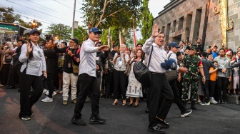 Staf Khusus Presiden Bidang Ekonomi Kreatif Yovie Widoanto (kanan), Utusan Khusus Presiden Bidang Kerukunan Beragama dan Pembinaan Sarana Keagamaan Gus Miftah Maulana Habiburrahman (tengah) dan Utusan Khusus Presiden Bidang Pariwisata Zita Anjani (kiri) berjalan memasuki Akademi Militer untuk mengikuti kegiatan rapat kerja bersama Presiden Prabowo Subianto dan retret Kabinet Merah Putih 2024-2029 di Akademi Militer (Akmil) Magelang, Jawa Tengah, Kamis (24/10/2024). [ANTARA FOTO/Muhammad Adimaja/YU]