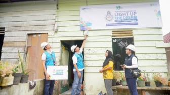 Program Light Up The Dream PLN S2JB Salurkan Bantuan Listrik Gratis Rp 122 Juta