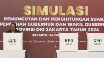 Warga mengikuti simulasi pencoblosan surat suara untuk Pemilihan Kepala Daerah (Pilkada) Serentak 2024 di Gelanggang Remaja Johar Baru, Jakarta, Kamis (24/10/2024). [Suara.com/Alfian Winanto]
