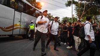 Menpora Dito Ariotedjo (kiri) berlari bersama Menteri UMKM Maman Abdurrahman (kanan) memasuki Akademi Militer untuk mengikuti kegiatan rapat kerja bersama Presiden Prabowo Subianto dan retret Kabinet Merah Putih 2024-2029 di Akademi Militer (Akmil) Magelang, Jawa Tengah, Kamis (24/10/2024). [ANTARA FOTO/Muhammad Adimaja/YU]