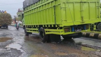 'Sering Tidak Mau Memberi Jalan!' Keluhan Pengendara Motor Hadapi Truk ODOL di Padang