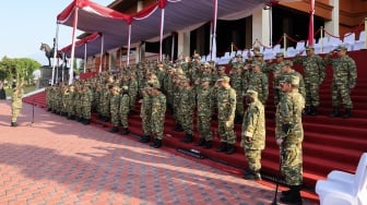 Presiden Prabowo Subianto bersama para menteri, wakil menteri, kepala badan/lembaga hingga utusan khusus Presiden saat menjalani retreat Kabinet Merah Putih di Akademi Militer (Akmil) Magelang, Jawa Tengah, Jumat (25/10/2024). [Handout/Tim Media Prabowo]