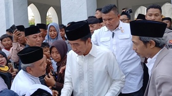 Salat Jumat di Masjid Raya Sheikh Zayed, Jokowi dan Kaesang Pangarep Jadi Buruan Foto Jemaah