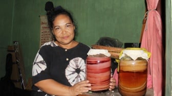 Pembuat minuman herbal Yuliana di Kampung Setaman, Rawa Geni, Kelurahan Ratu Jaya, Kecamatan Cipayung, Depok, Jawa Barat, Sabtu (26/10/2024). [Suara.com/Dwi Bowo Raharjo]