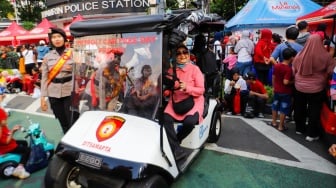 Warga berswafoto saat Car Free Day (CFD) di Bundaran HI, Jakarta, Minggu (27/10/2024). [Suara.com/Alfian Winanto]