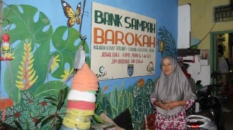 Pengelola Bank Sampah Sutarti di Kampung Setaman Rawa Geni, Kelurahan Ratu Jaya, Kecamatan Cipayung, Depok, Jawa Barat, Sabtu (26/10/2024). [Suara.com/Dwi Bowo Raharjo]