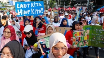 Aktivis lingkungan dari komunitas Aksi Muda Jaga Iklim saat pawai yang bertajuk Plastik Gak Asik di kawasan Bundaran HI, Jakarta, Minggu (27/10/2024). [Suara.com/Alfian Winanto]