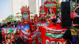 Warga mengikuti parade acara Pucuk Coolinary Festiv saat Car Free Day di Bundaran HI, Jakarta, Minggu (27/10/2024). [Suara.com/Alfian Winanto]