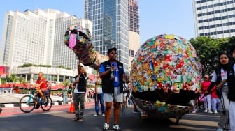 Penampakan Replika Paus dan Ular Raksasa dari Sampah Keliling Car Free Day