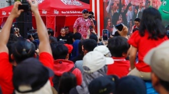 Penyanyi Dipha Barus dan Reza Chandika tampil menghibur warga saat Car Free Day di Bundaran HI, Jakarta, Minggu (27/10/2024). [Suara.com/Alfian Winanto]