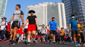 Warga berolahraga saat Car Free Day (CFD) di Bundaran HI, Jakarta, Minggu (27/10/2024). [Suara.com/Alfian Winanto]