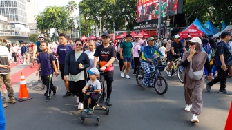 Warga berolahraga saat Car Free Day (CFD) di Bundaran HI, Jakarta, Minggu (27/10/2024). [Suara.com/Alfian Winanto]