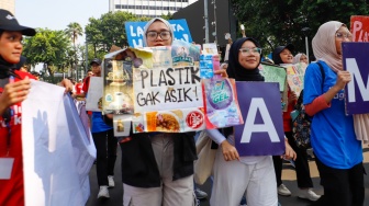 Aktivis lingkungan dari komunitas Aksi Muda Jaga Iklim saat pawai yang bertajuk Plastik Gak Asik di kawasan Bundaran HI, Jakarta, Minggu (27/10/2024). [Suara.com/Alfian Winanto]