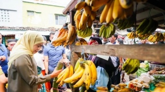 Khofifah Membeli Tempe dan Sayuran di Pasar Blimbing Malang