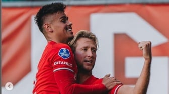 Mees Hilgers Cetak Gol Indah, FC Twente Berpesta di Kadang Sendiri