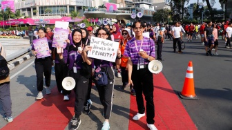 Warga berolahraga saat Car Free Day (CFD) di Bundaran HI, Jakarta, Minggu (27/10/2024). [Suara.com/Alfian Winanto]