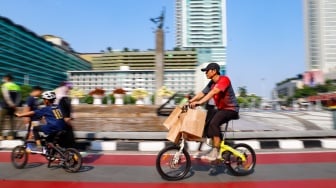 Warga berolahraga saat Car Free Day (CFD) di Bundaran HI, Jakarta, Minggu (27/10/2024). [Suara.com/Alfian Winanto]