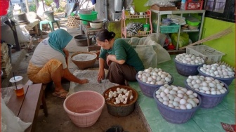 Telur Asin Desa Cermen, Produk Binaan Astra yang Berdayakan Ibu Rumah Tangga