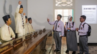 Pelajar mengunjungi Museum Sumpah Pemuda di Jakarta, Senin (28/10/2024). [Suara.com/Alfian Winanto]