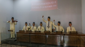 Pengunjung melihat diorama yang ditampilkan di Museum Sumpah Pemuda di Jakarta, Senin (28/10/2024). [Suara.com/Alfian Winanto]